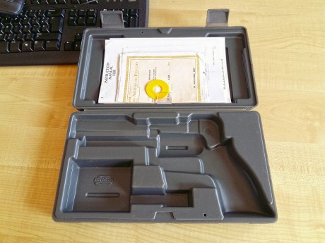 Calibre 38/357 y con tambor legalizado para 9mm. Cachas de madera de palosanto artesanal y cachas originales, 00