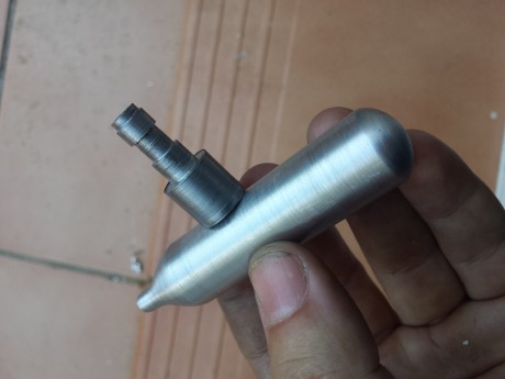 Bueno pues a petición de un amigo le fabrique en aluminio macizo con la forma de una botellita de co2 02