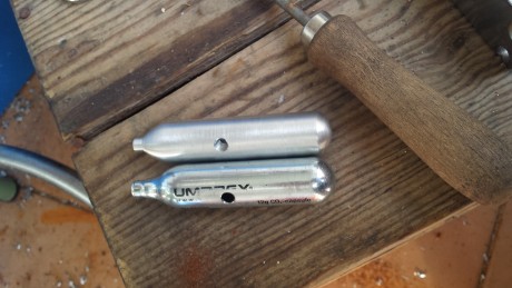 Bueno pues a petición de un amigo le fabrique en aluminio macizo con la forma de una botellita de co2 00