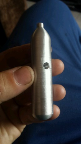 Bueno pues a petición de un amigo le fabrique en aluminio macizo con la forma de una botellita de co2 10