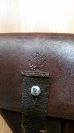 Funda original para la walther ppk marcada con D.R.G.M y RZM en su interior, aparte tiene el aguila nazi 02