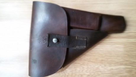 Funda original para la walther ppk marcada con D.R.G.M y RZM en su interior, aparte tiene el aguila nazi 01