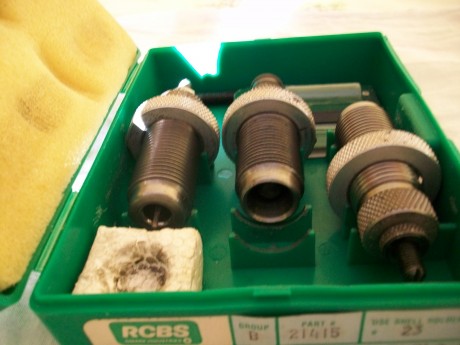 En Madrid, vendo dies RCBS calibre 32 S&WL-32Mg, en perfecto estado, sin Shell Holder. 50 Euros mas 00