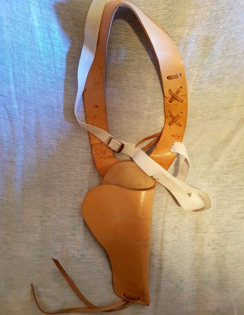 VENDO FUNDA SOBAQUERA DE CUERO MODELO PINZA, NUEVA A ESTRENAR, NUNCA USADA. VÁLIDA PARA PISTOLAS BERETTA 00