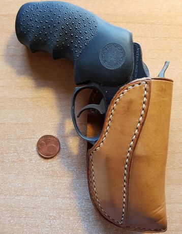 VENDO FUNDA DE CUERO DE MUY BUENA CALIDAD, TIPO BIKINI, POQUÍSIMO USO, COMO NUEVA, VÁLIDA PARA REVOLVER 01