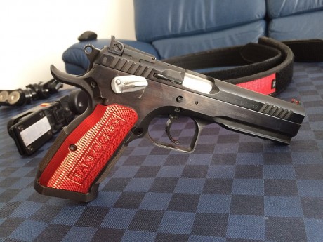 Muy buenas.
Se vende Pistola semiautomática. Doble acción. Calibre 9 mm.  debe de tener unos tres años, 01
