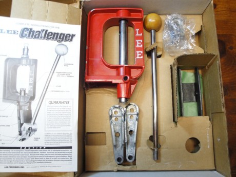  En venta una prensa LEE Challenger mas un empistonador Small y Large. 

En buen estado y embalaje original.

 00