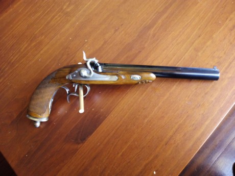 Vendo pistola avancarga calibre 45 Nueva sólo usada 4 veces , cañón pavonado en negro , madera de nogal 02