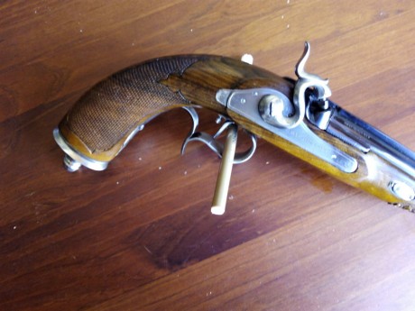 Vendo pistola avancarga calibre 45 Nueva sólo usada 4 veces , cañón pavonado en negro , madera de nogal 01
