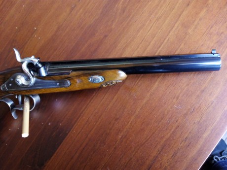 Vendo pistola avancarga calibre 45 Nueva sólo usada 4 veces , cañón pavonado en negro , madera de nogal 00