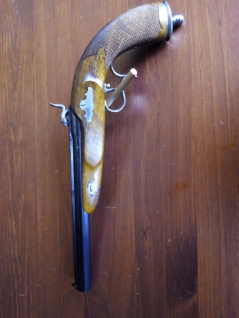 Vendo pistola avancarga calibre 45 Nueva sólo usada 4 veces , cañón pavonado en negro , madera de nogal 12