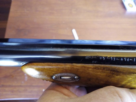 Vendo pistola avancarga calibre 45 Nueva sólo usada 4 veces , cañón pavonado en negro , madera de nogal 11