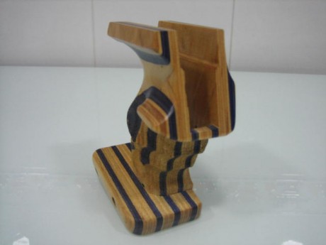 Hola, buenas a todos, ordenando el cuarto de los trastos he encontrado una empuñadura para Walther GSP, 02