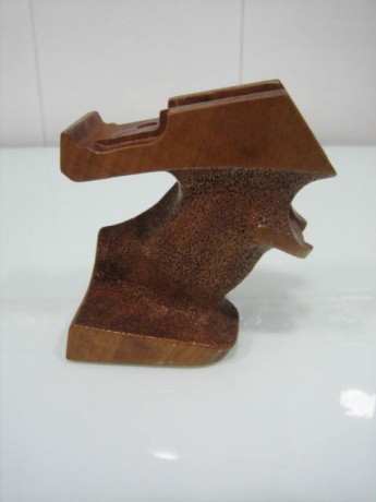 Hola, buenas a todos, ordenando el cuarto de los trastos he encontrado una empuñadura para pistola Pardini, 01