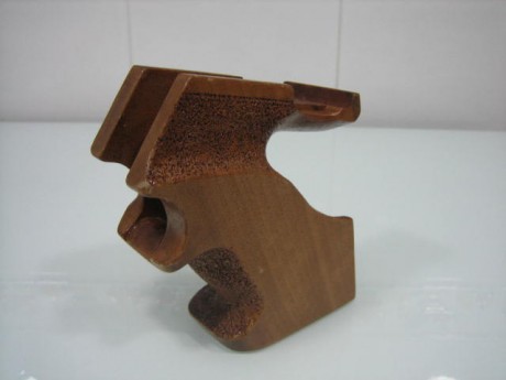 Hola, buenas a todos, ordenando el cuarto de los trastos he encontrado una empuñadura para pistola Pardini, 00