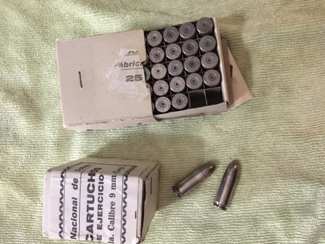 Hola.
Vendo de mi colección una caja de 25 "cartuchos de ejercicio" completamente inertes fabricados 02