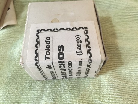 Hola.
Vendo de mi colección una caja de 25 "cartuchos de ejercicio" completamente inertes fabricados 01