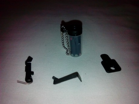 Hola, vendo varios accesorios para una Glock 17, tales como una retenida de la corredera, desconector 01