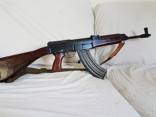 Hola, vendo CZ858 cal 7,62X39
esta muy nuevo como se ve en las fotos
Es el AK 44 Yugo. o Kalashnikov
Ya 00