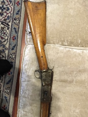 Buenas tardes. Un conocido mío tiene un curioso fusil/carabina (yo nunca había visto ninguno igual) del 72