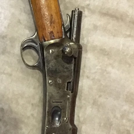 Buenas tardes. Un conocido mío tiene un curioso fusil/carabina (yo nunca había visto ninguno igual) del 71