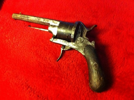 Se vende revolver sistema Lefaucheaux, fabricado hacia 1865, en calibre 9mm. Funciona y mecaniza correctamente, 00