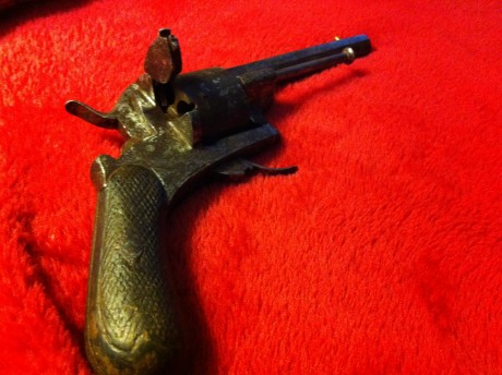 Se vende revolver sistema Lefaucheaux, fabricado hacia 1865, en calibre 9mm. Funciona y mecaniza correctamente, 11