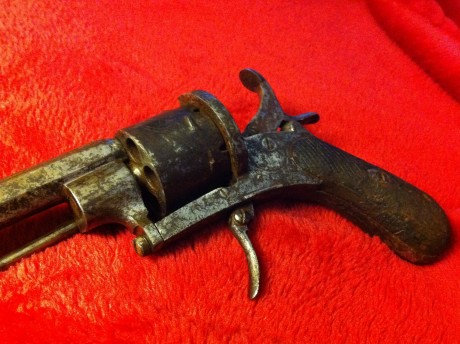 Se vende revolver sistema Lefaucheaux, fabricado hacia 1865, en calibre 9mm. Funciona y mecaniza correctamente, 10