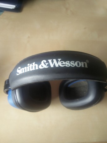 Cascos para tiro, caza,  en perfecto estado. 15 euros cada uno. Estan en Malaga, se hacen envios desde 02