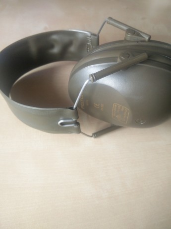Cascos para tiro, caza,  en perfecto estado. 15 euros cada uno. Estan en Malaga, se hacen envios desde 10