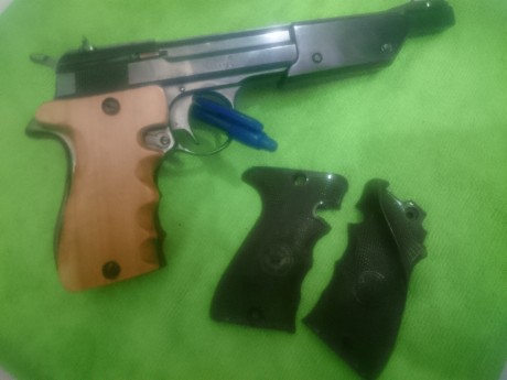 Pistola para iniciarse en el tiro y conseguir hacer buenos blancos.Cachas de madera de cerezo.Cañon de 00
