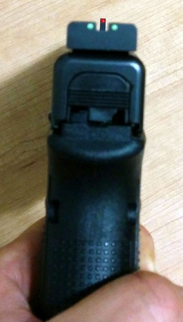 Buenas,

tengo una Glock 17 a la que le tengo puesta miras LPA de fibra óptica (tanto punto como alza) 01