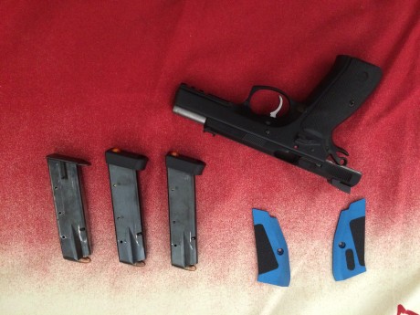 Hola a todos. 
Vendo esta magnífica pistola debido al poco uso que le doy (una sola vez he podido disfrutar 01