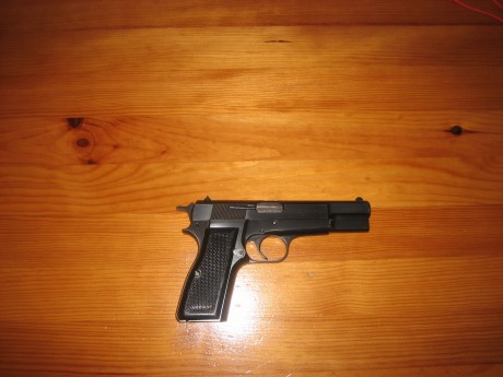 Hola. Vendo FN HP35, 9mmP. de 13 cartuchos., dos cargadores. Está en Asturias con  licencia "F". 01