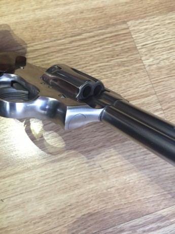 Pues eso, que vendo el revolver está 9,95 sobre 10, muy buen estado, apenas usado, con cachas Colt de 00
