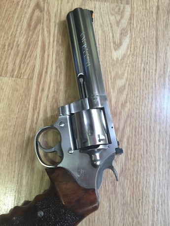 Pues eso, que vendo el revolver está 9,95 sobre 10, muy buen estado, apenas usado, con cachas Colt de 10