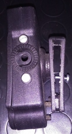 Buenas noches:

Haciendo limpia me han salido las siguientes cosas:

- Funda IPSC en kydex para 1911 monohilera. 21