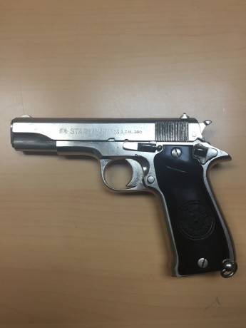 Pistola de dos generaciones del año 1941, antigua pistola que daban a los comisarios de policía, tiene 02