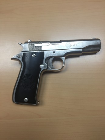 Pistola de dos generaciones del año 1941, antigua pistola que daban a los comisarios de policía, tiene 01
