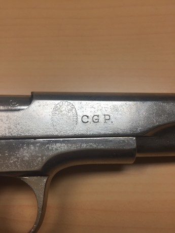 Pistola de dos generaciones del año 1941, antigua pistola que daban a los comisarios de policía, tiene 00