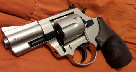   Hola amigos. Vendo en Madrid, por no usar, un revólver detonador Ekol Viper 2.5" satinado con extras. 01