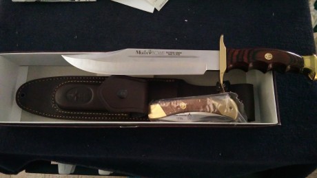 - Muela Bowie canguro con navaja, estado a estrenar con su funda, de la caja al armario, dispongo de la 01