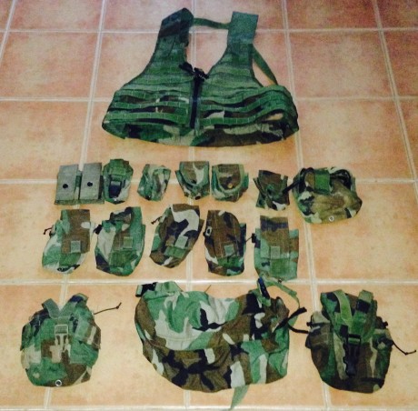 Consta de:
Chaleco molle
5 portacargadores dobles
4 porta granadas
1 porta botiquin
1 porta bote de humo
1 00