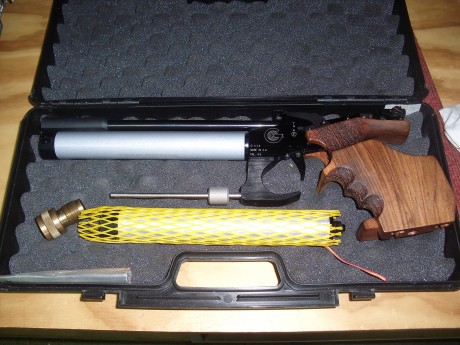 Buenas a tod@s , vendo pistola Gehmann GP-1 con dos depósitos , contrapeso,racor de carga y estuche original 01