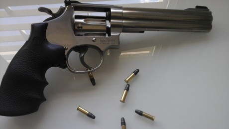 Vendo revolver de la prestigiosa  S&W cal 22 modelo 617-1  tambor de 6 disparos.
El arma se encuentra 02