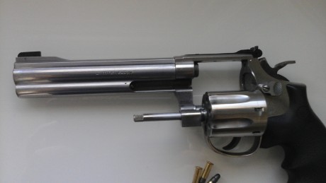 Vendo revolver de la prestigiosa  S&W cal 22 modelo 617-1  tambor de 6 disparos.
El arma se encuentra 01