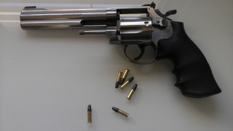Vendo revolver de la prestigiosa  S&W cal 22 modelo 617-1  tambor de 6 disparos.
El arma se encuentra 00