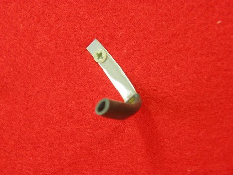 Vendo armario expositor para colgar armas cortas.
Está hecho en madera, con dos puertas correderas de 02