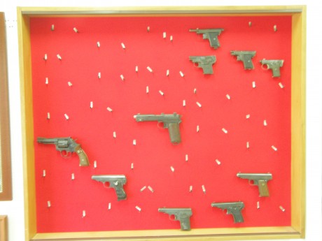 Vendo armario expositor para colgar armas cortas.
Está hecho en madera, con dos puertas correderas de 00