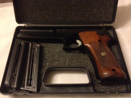 Vendo esta semiautomática del 22,"smith and wesson 422" muy buen estado, ideal para iniciarse. 02